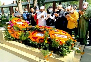 Councillor of 26 No Ward of DSCC Hasibur Rahman Manik, among others, offers Munajat after placing floral wreaths at the grave of Mayor Mohammad Hanif at Azimpur Graveyard in the city on Saturday on the occasion of the latter's 14th death anniversary.