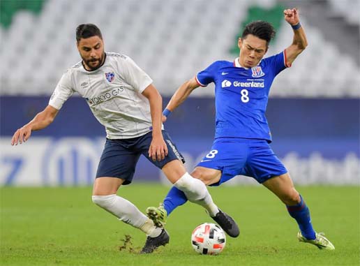 Zhang Lu (right) of Shanghai Shenhua FC vies with Diego Oliveira of FC Tokyo during a Group F football match of the AFC Champions League in Doha, Qatar on Friday.