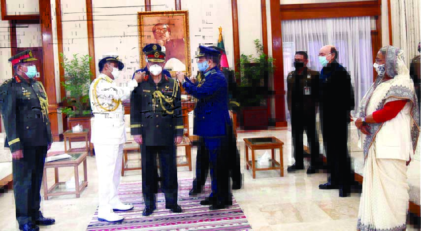 In presence of Prime Minister Sheikh Hasina, Chief of Naval Staff Mohammad Shaheen Iqbal and Chief of Air Staff Air Chief Marshal Masihuzzaman Serniabat adorn newly appointed PSO Waqar-Uz-Zaman with Lieutenant General Rank Badge at Ganabhaban on Monday.