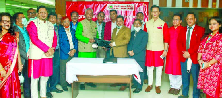 Md. Obayed Ullah Al Masud, Managing Director and CEO of Rupali Bank Limited and Mahtab Uddin Ahmed, Managing Director of Robi, exchanging an agreement signing document on behalf of their respective organizations.