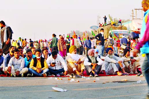 Thousands of protesting farmers have been blocking several highway crossings on Monday.