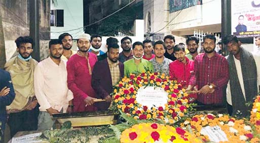 Chatra league units of Chattogram varsity and the Chattogram Govt College jointly pay homage to former city mayor ABM Mohiuddin chowdhury by placing bouquets at his grave in the city yesterday.