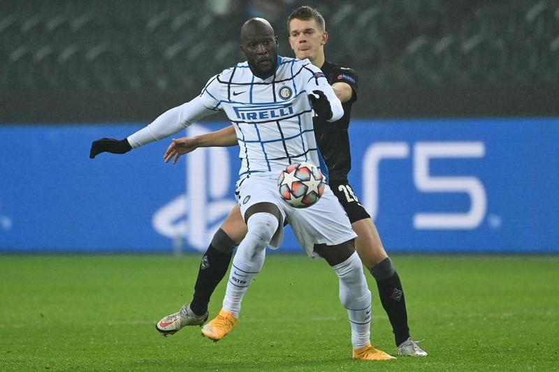 Inter Milan's forward Romelu Lukaku (left) and Moenchengladbach's defender Matthias Ginter vie for the ball during the UEFA Champions League football match between Borussia Moenchengladbach and Inter Milan in Moenchengladbach, western Germany on Tuesday