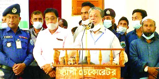 Deputy Speaker Md. Fazle Rabbi Miah, MP, speaks at the distribution ceremony of hybrid Boro paddy seed among the farmers for free in Shaghata of Gaibnadha district yesterday.