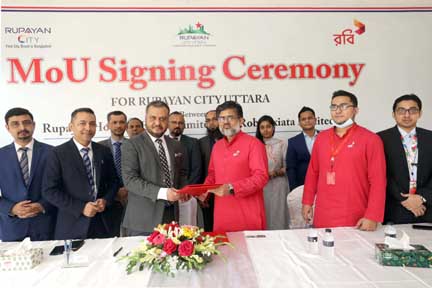 Shihab Ahmad, Chief Commercial Officer of Robi and Md Mahbubur Rahman, DMD of Rupayan City Uttara's, exchanging a MoU signing document in the city recently. Under the deal, customers of Robi's Elite program to avail gift vouchers worth Tk 5 lakh on any