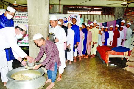 Councilor of 26 No. Ward of DSCC Hasibur Rahman Manik distributes food among orphans marking the 81st birthday of founding Chairman of Juba League Sheikh Fazlul Haque Moni. The snap was taken from Madrasatul Noor in the city's Lalbagh on Friday.