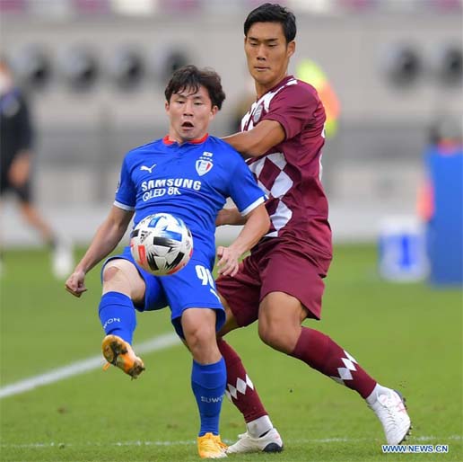 Tetsushi Yamakawa (right) of Vissel Kobe vies with Park Sang-hyeok of Suwon Samsung Bluewings during the Group G match between Vissel Kobe of Japan and Suwon Samsung Bluewings of South Korea at the AFC Champions League 2020 in Doha, the capital city of Qa