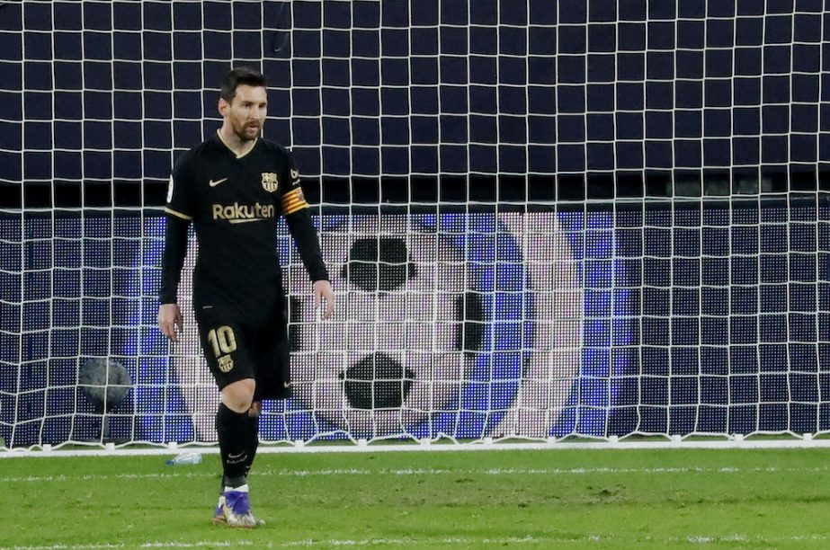 FC Barcelona's Lionel Messi looks dejected after the loss at Cadiz on Saturday.