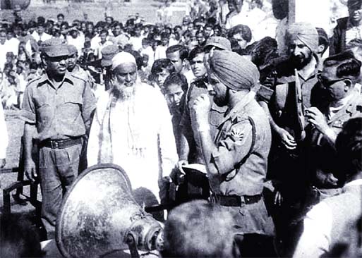 Indian Allied Forces commander Jagjit Singh Arora landed in a helicopter on Shaheed Darg Ali Park in Sherpur town on 7 December, 1971. People of Sherpur welcomed him and were talking with him.