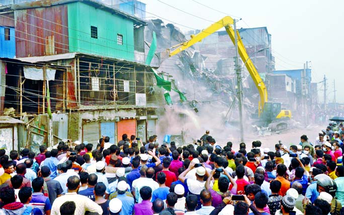 ANTI-ENCROACHMENT DRIVE BY BIWTA: A hydraulic excavator knocks down illegal establishment built by MP Haji Mohammad Selim on the bank of the Buriganga river in Old Dhaka's Swarighat area yesterday.