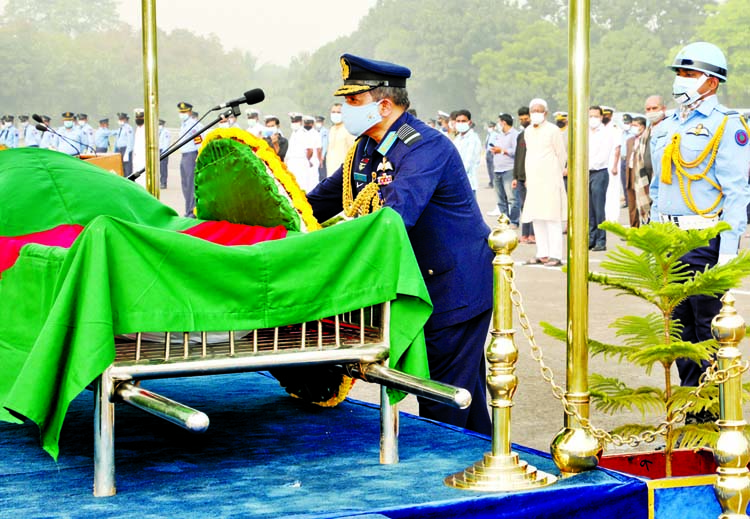 Chief of Air Staff Air Chief Marshal Masihuzzaman Serniabat pays floral tribute on the coffin of Kilo Flight Pilot Captain Akram Ahmed Bir Uttam at Dhaka Cantonment on Tuesday. ISPR photo