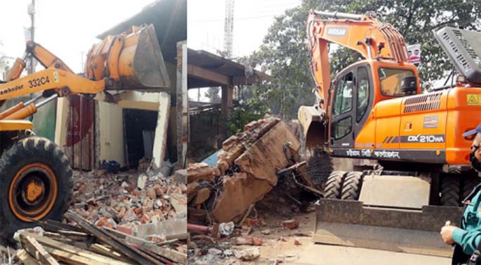 A buldozer of Chattogram City Corporation (CCC) demolises illegal structure along the road of Mohammadnagar Housing Society under Bayazid Police Station in the city yesterday.