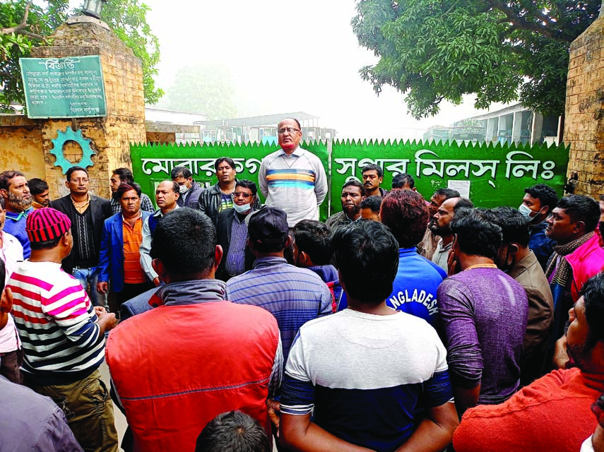 Kishoreganj DC Sarwar Morshed Chowdhury speaks at an awareness campaign on Covid -19 2nd wave at Akrampur old Bus stand in the town organized by Kishoreganj Chamber of Commerce and Industry. Chamber President Mujibur Rahman, Deputy Civil Surgeon Dr.Mostaf