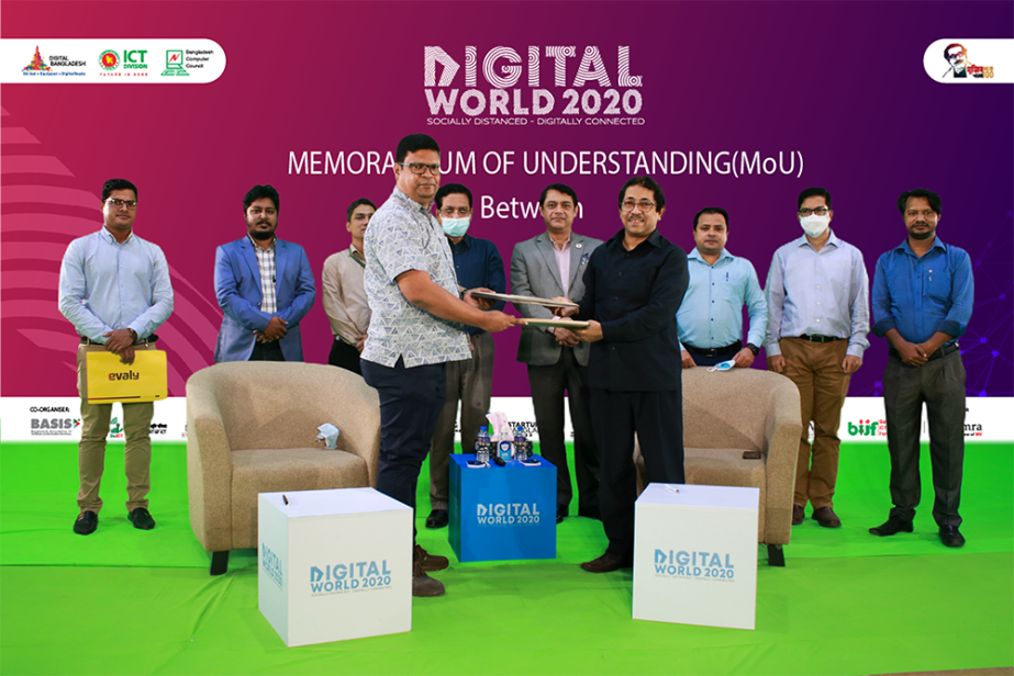 Mohammad Enamul Kabir, Director (Training and Development) of Bangladesh Computer Council (BCC) and Md. Mamunur Rashid, Evaly Director (Technical) of e-commerce marketplace Evaly, exchanging a MoU signing document at ICT Tower in the city on Tuesday. Unde