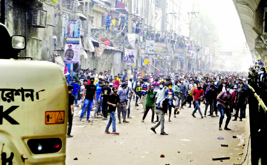 Shopkeepers and workers pelting brickbats towards policemen and Dhaka South City Corporation officials during an eviction drive at the Fulbaria Supermarket-2 in the capital's Gulistan area on Tuesday.