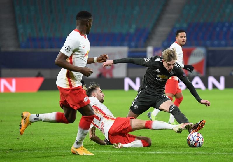 Leipzig's Slovenian midfielder Kevin Kampl (Bottom) and Manchester United's English defender Brandon Williams (second right) vie for the ball during the UEFA Champions League Group H football match RB Leipzig v Manchester United in Leipzig, eastern Germ