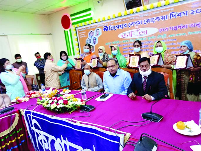 Five Joyeeta in Kishoreganj pose for a photograph along with DC Sarowar Morshed Chowdhury, ADC (General) Golam Mostafa and Deputy Director Mamunur Rashid after receiving Rokeya Padak during a function at local Collectorate conference room on Wednesday mo