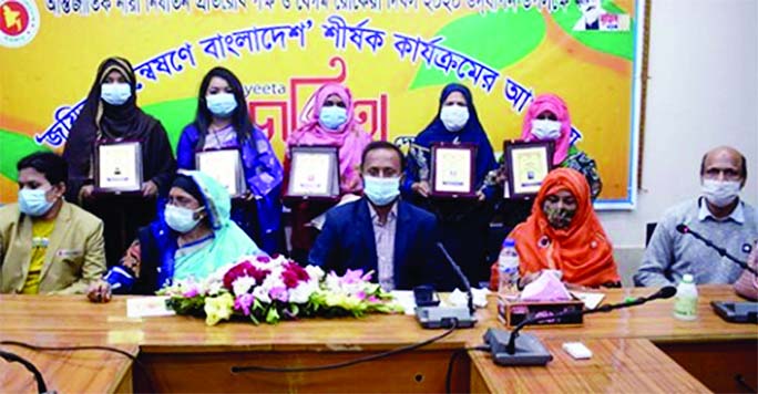 Chandpur DC Mazedur Rahman along with five Joyeetas pose for a photograph at a ceremony held at DC's conference room in the district on Wednesday on the occasion of Begum Rokeya Dibash.