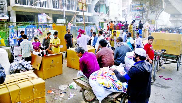 Traders taking their goods by rickshaw vans on Thursday as the eviction drive was underway in the capital's Gulistan's Fulbaria Market for the third consecutive day.