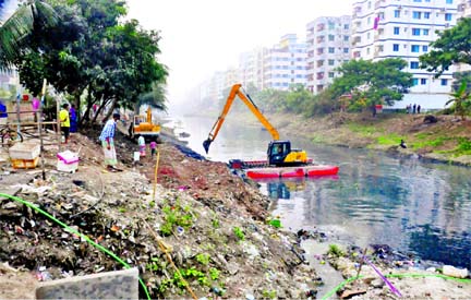 A crane conducts development work of Rampura- Banasree canal in the capital on Thursday as the water body virtually turned into a dumping ground for garbage disposed of by nearby households.