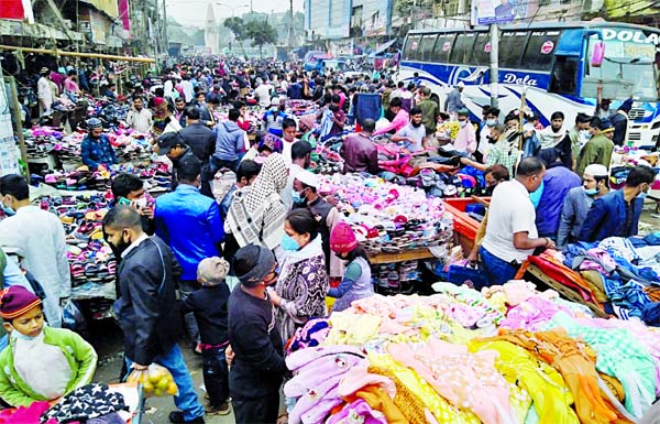 Huge crowd throng the capital's Gulistan area on Friday to buy warm cloths from the street vendors as temperatures continued to drop across the country with the onset of winter.
