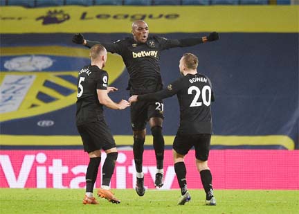 West Ham United's Angelo Ogbonna (center) celebrates with teammates after scoring the second goal against Leeds United at Elland Road in England on Friday.