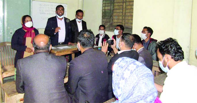 Apprentice lawyers of Gazipur city speak at a press conference at the city's Tankirparh area on Sunday morning.