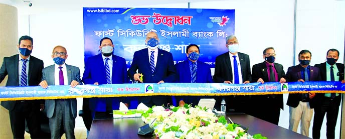 Syed Waseque Md Ali, Managing Director of First Security Islami Bank Ltd, inaugurating Badarganj Branch in Rangpur on Monday through video conference. AMDs Abdul Aziz, Md Mustafa Khair and DMD Md Zahurul Haque, among others, were present.