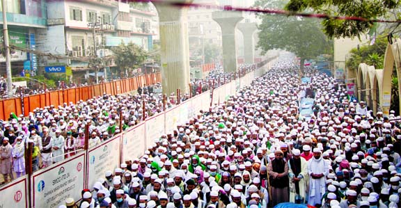Tens of thousands of people throng the streets Baitul Mukarram National Mosque on Monday to offer the funeral prayer of Hefazat-e-Islami Bangladesh's Secretary General Allama Nur Hossain Kasemi.