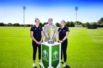 From left to right :Amy Satterthwaite, Richard Hadlee and Lea Tahuhu pose alongside the ICC Women's World Cup 2022 Trophy at Hagley Oval recently.