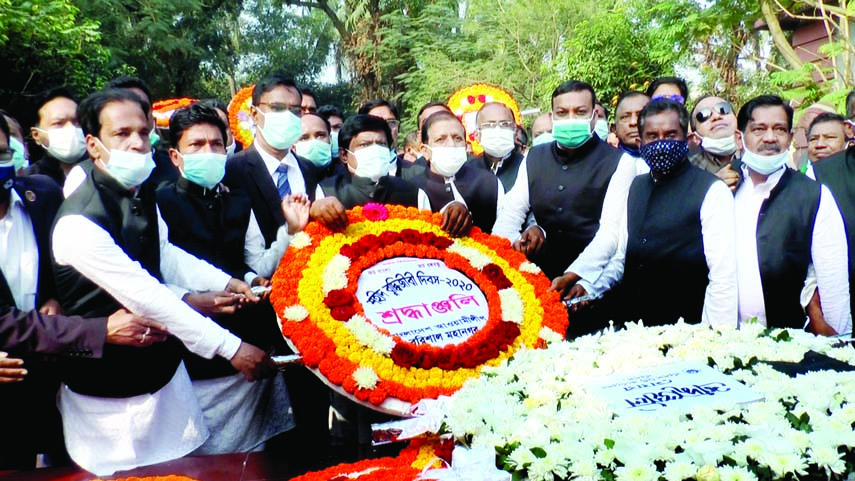 Leaders of Barishal Awami League pay floral tributes at martyred memorial in the city on Monday marking the Martyred Intellectuals Day.