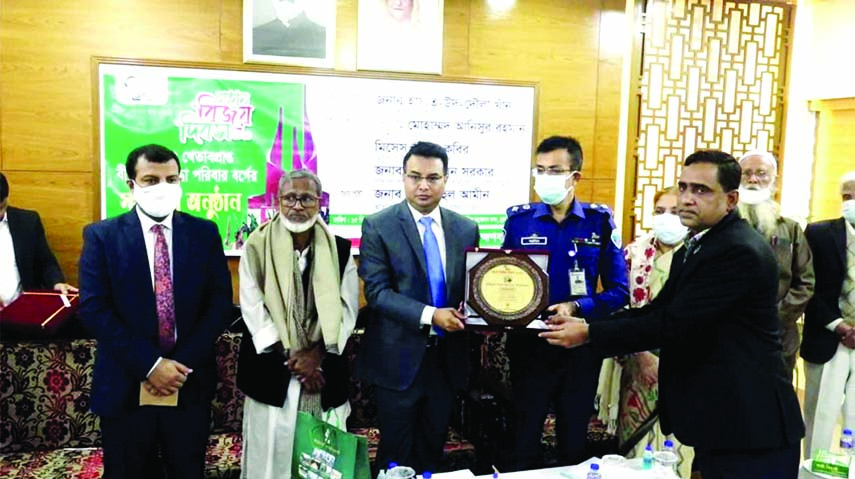 The Brahmanbaria district administration accorded a reception to families of 10 late freedom fighters at a programme at Brahmanbaria Circuit House auditorium on Tuesday on the occasion of Victory Day. DC Hayat-Ud-Dowlah Khan handed over commemorative cres