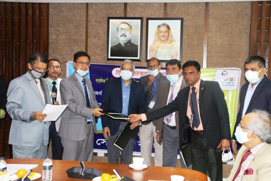 Md Ekhlasur Rahman, Additional Secretary of Finance Division of the Finance Ministry, handing over documents after signing a tripartite Memorandum of Understanding (MoU) to Sonali Bank's Deputy Managing Director Md Afzal Karim and BUET's Comptroller Md