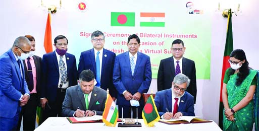 Dr Sheikh Mohammad Bakhtiar, Executive Chairman of Bangladesh Agriculture Research Council and Vikram Kumar Doraiswami, Indian High Commissioner in Dhaka, signing a Memorandum of Understanding (MoU) for cooperation in Agri sector between Bangladesh and In