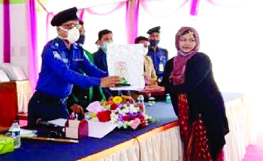 Chandpur SP Md MahbuburRahman hands over gifts to deceased freedom fighter police officer's family at a reception at Police Lines on Thursday marking the Victory Day.