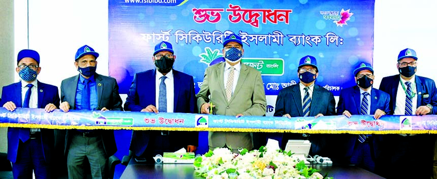 Syed Waseque Md Ali, Managing Director of First Security Islami Bank Limited, inaugurating its two agent banking outlets at South Chandla Bazar in Cumilla and M. Char Hat in Chattogram on Sunday through virtually. Abdul Aziz and Md. Mustafa Khair, Additio