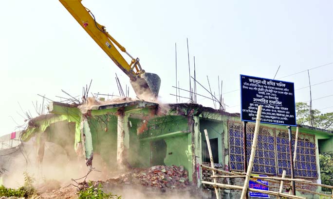 BIWTA in a drive, evicts the illegal establishments including Modina Meritime Ltd owned by Solaiman Selim, son of MP Haji Selim, on the bank of Buriganga River. This photo was taken from Moddherchor Kheyaghat area of Keraniganj on Sunday.