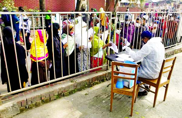 Patients with mild symptoms throng the Shaheed Suhrawardy Medical College Hospital in the capital on Tuesday to get tested for coronavirus amid second wave of the pandemic.