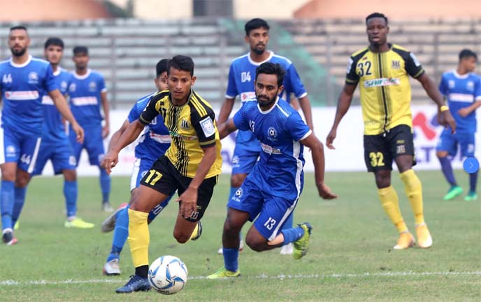 Faisal Ahmed Fahim (front left) of Saif Sporting Club in action against Uttar Baridhara Club in their match of the Walton Federation Cup Football at the Bangabandhu National Stadium on Wednesday.