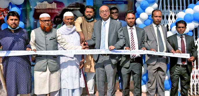 Md. Fazlur Rahman Chowdhury, DMD of Jamuna Bank Limited, inaugurating its 144th branch at Kachua in Chandpur recently. Other senior officials of the bank and local elites were also present.