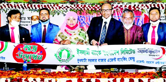 Md. Mahbub ul Alam, Managing Director & CEO of Islami Bank Bangladesh Limited, inaugurating its Agent Banking Outlet at Dudhghata Bazar in Daudkandi in Comilla recently. Zaman Ara Begum, Director of Padma Islamic Life Insurance Limited and local elites we