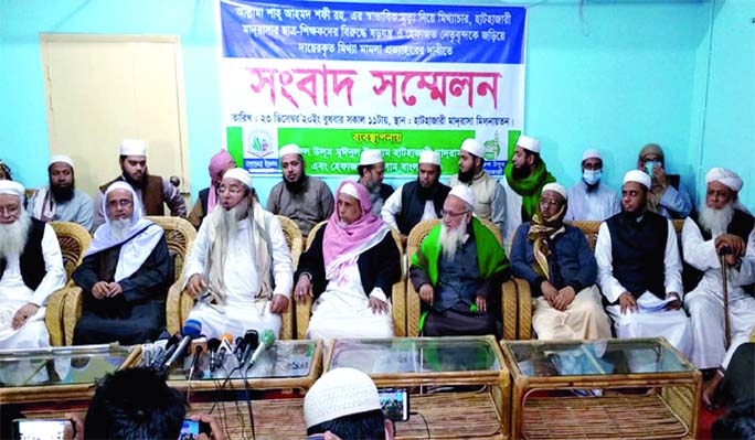 Junayed Babunagari, Ameer of Hefajat-e-Islam, speaks at a press conference demanding cancellation of different cases filed against Hefajat leaders at Hathazari Madrasha Auditorium in Chattogram on Wednesday.