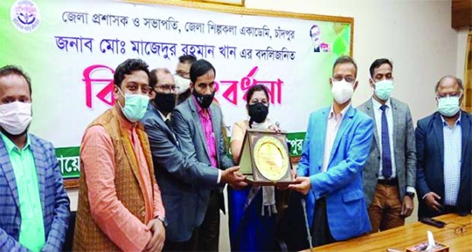 On behalf of Chandpur Dist Shilpakala Academy, District Cultural Officer Ayaj Ma'bud hands over a crest to outgoing DC Mazedur Rahman Khan at a farewell function held at his conference room on Wednesday afternoon