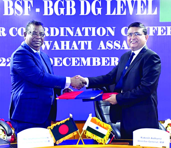 Border Guard Bangladesh (BGB) DG Major General Md Shafeenul Islam and Border Security Force (BSF) DG Rakesh Asthana exchanging joint record of discussion (JRD) after the 51st DG level conference between BGB and BSF at Guwahati in India on Friday.