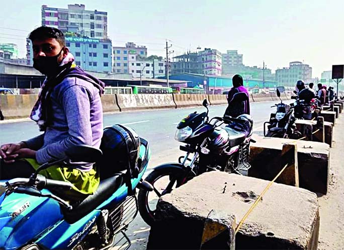 Drivers of rider sharing services wait for passengers at risky places on the Dhaka-Chattogram Highway at Kajla in the capital's Jatrabari on Friday. Thousands of people in the country are entirely dependent on ridesharing services for their livelihood.