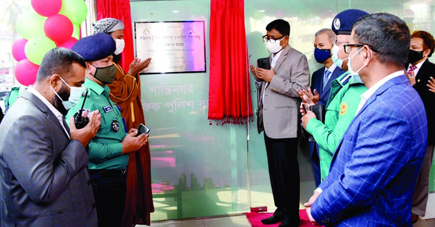 DMP Commissioner Mohammad Shafiqul Islam along with others offer Munajat after inaugurating Traffic Police Box in the capitalâ€™s Shantinagar area on Saturday.