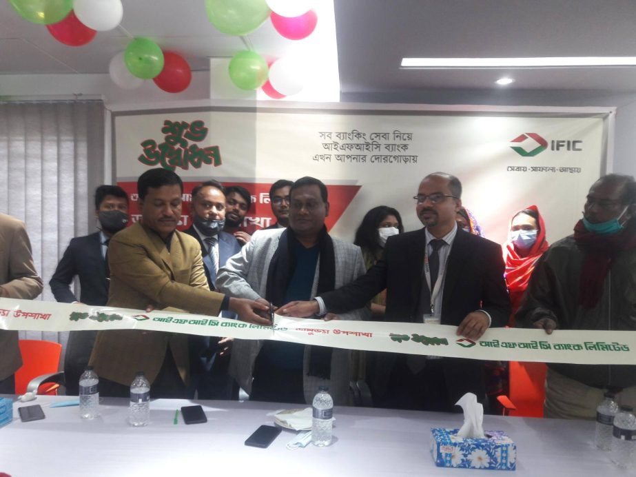 Sukanto Kumar Paul, Shariatpur district Manager of IFIC Bank Limited, inaugurating its sub-branch at SS Plaza in Damuddya in Shariatpur on Sunday. Abdur Rashid Golondaz, Vice Chairman of Damuddya Upazela Parishad and other local elites were also present.