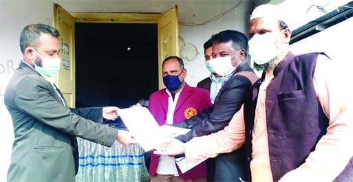 A delegation of third class employee council of Bangladesh private educational institutions hands over a memorandum of five-point demand to Mymensing's Fulbaria UNO Ashraful Siddique at the latter's office on Tuesday.