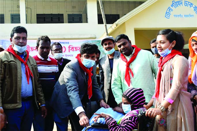 Suryasarathi Khelaghor Asar, a children's organization, has distributed winter clothes (blankets), masks and soap among more than 100 underprivileged children in Gafargaon, Mymensingh. Upazila Nirbahi Officer (UNO) Mohammad Tajul Islam inaugurated the di