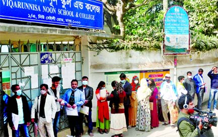 Guardians form a long queue in front of Viquarunnisa Noon School & College in the capital on Tuesday seeking admission to their children.